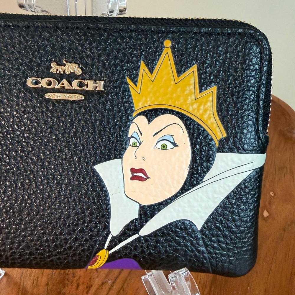 Disney x Coach Evil Queen Limited Edition Corner Zip Wristlet CC333 EUC - Picture 5 of 17